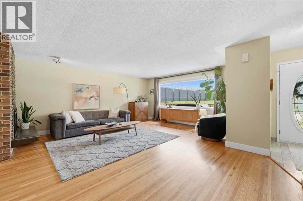 1439 90 Avenue SW — photo 5