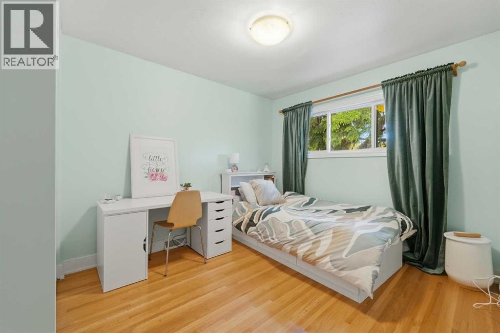 1439 90 Avenue SW — photo 35