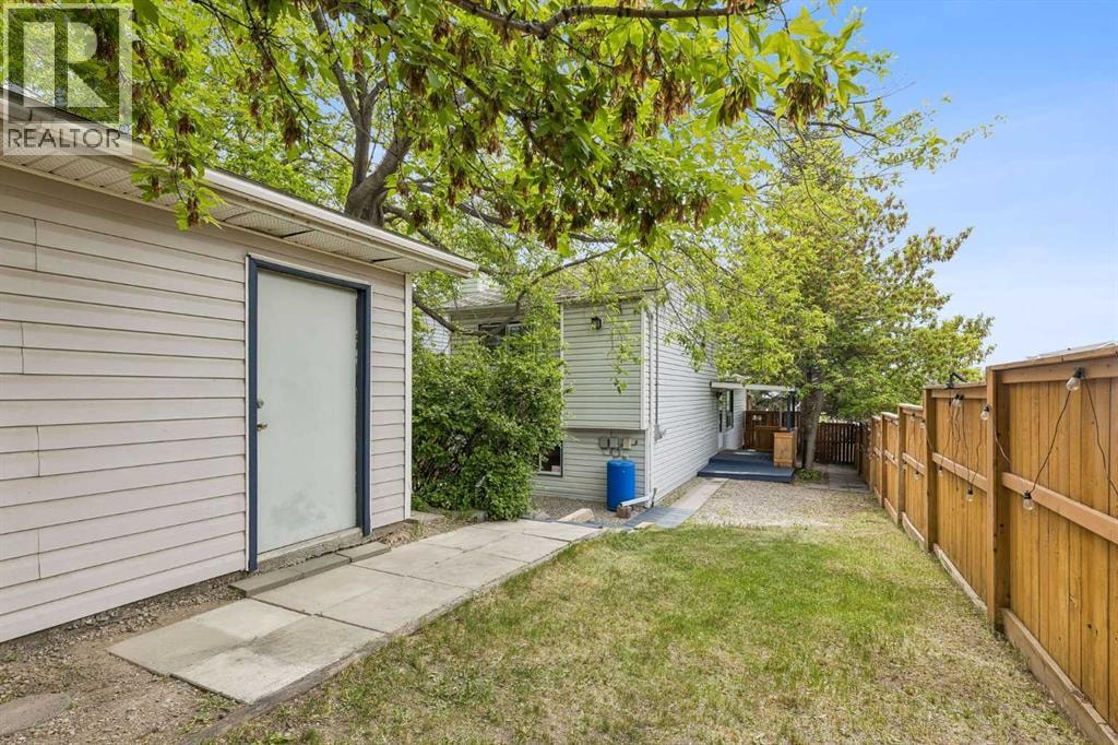 1840 33 Avenue SW — photo 34