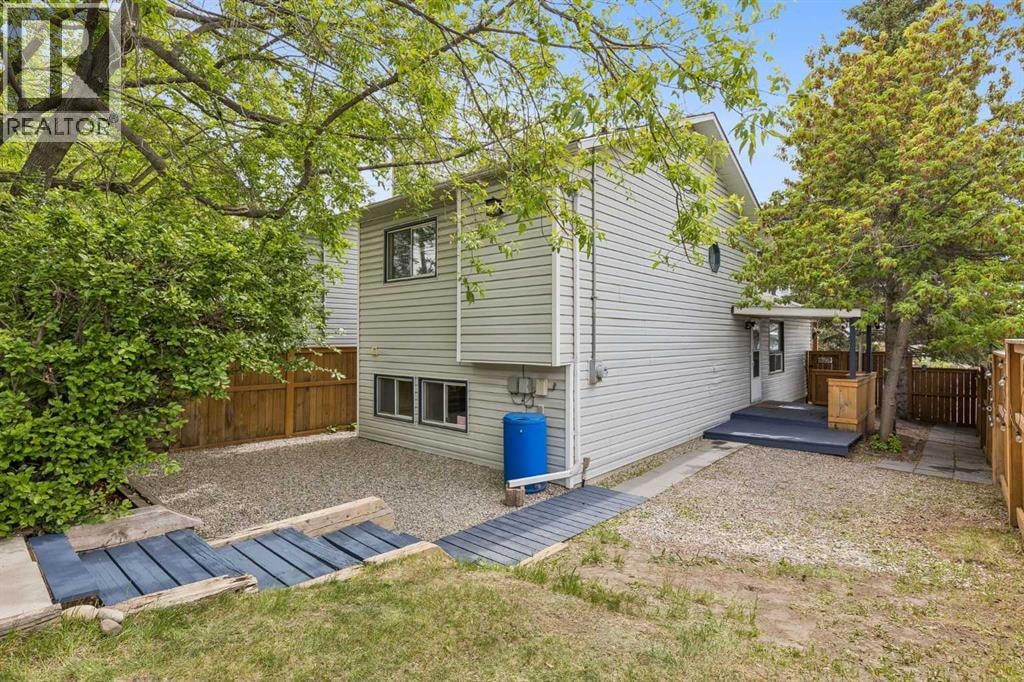 1840 33 Avenue SW — photo 32