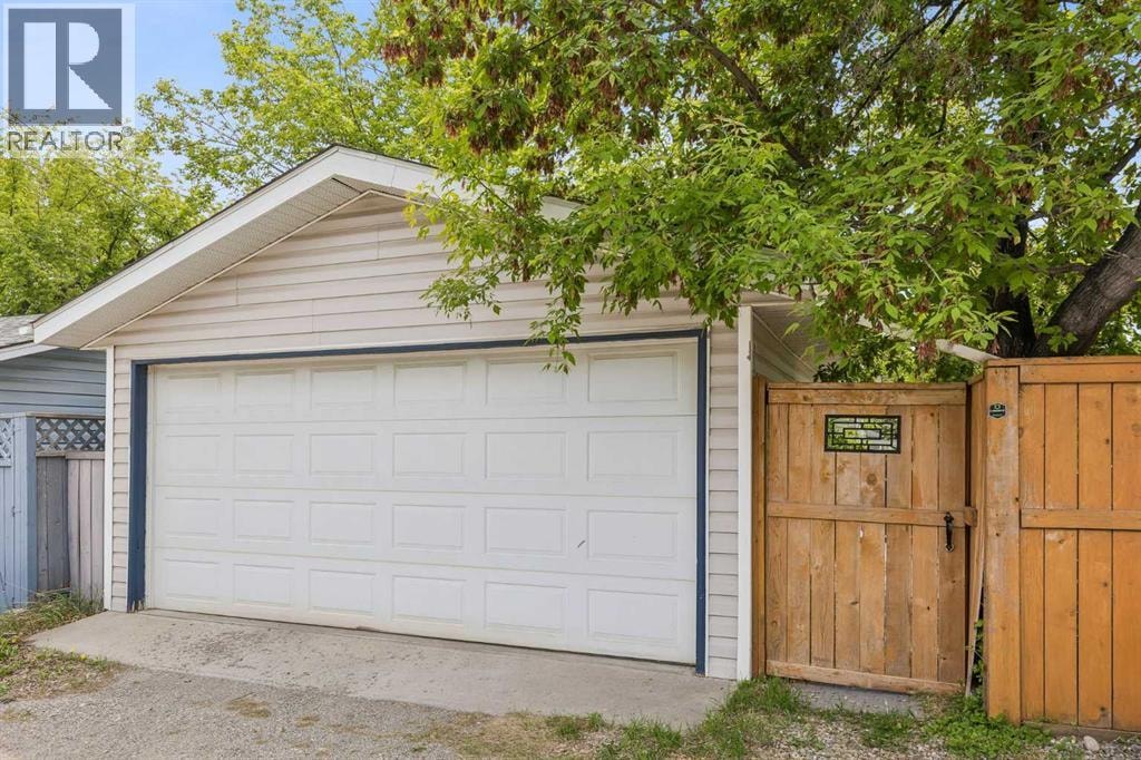 1840 33 Avenue SW — photo 35