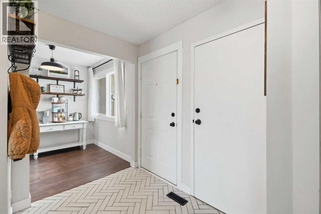 25, 228 Theodore Place NW — photo 3