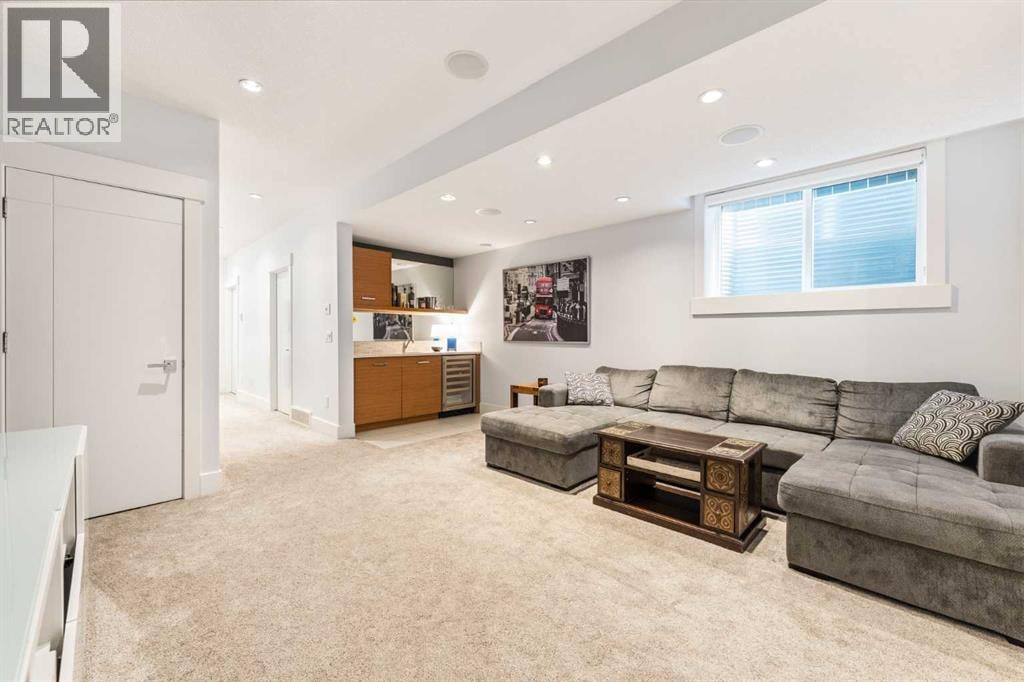 2027 42 Avenue SW — photo 38