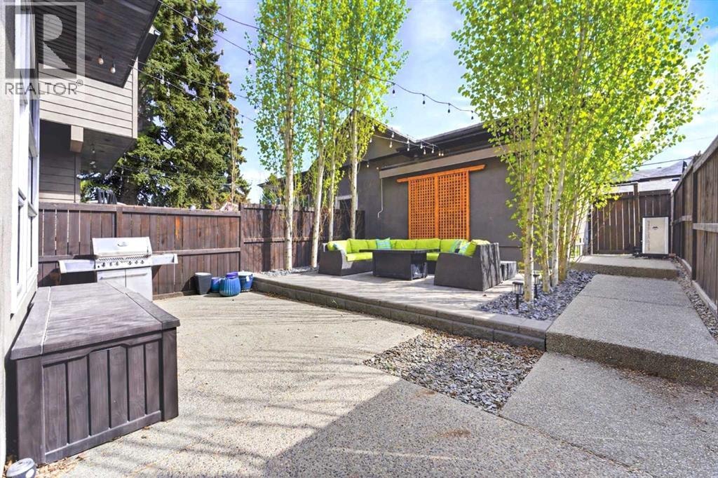 2027 42 Avenue SW — photo 44