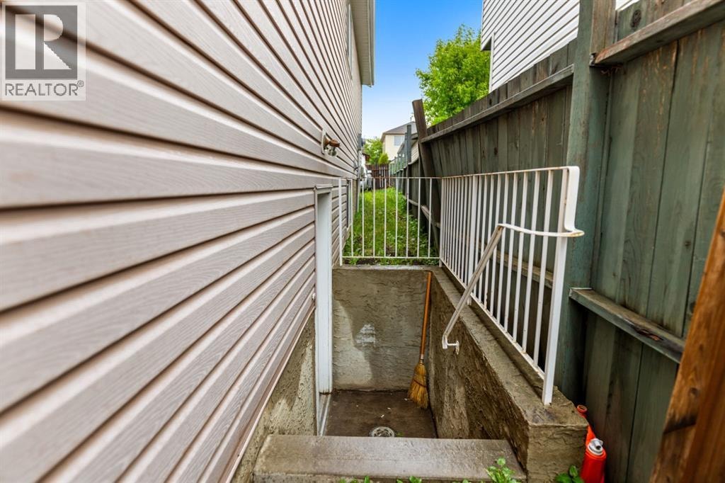 215 Carmel Close NE — photo 4