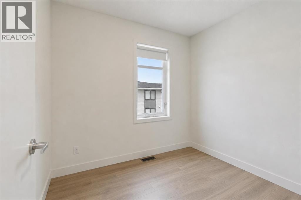 424 210 Avenue SW — photo 13
