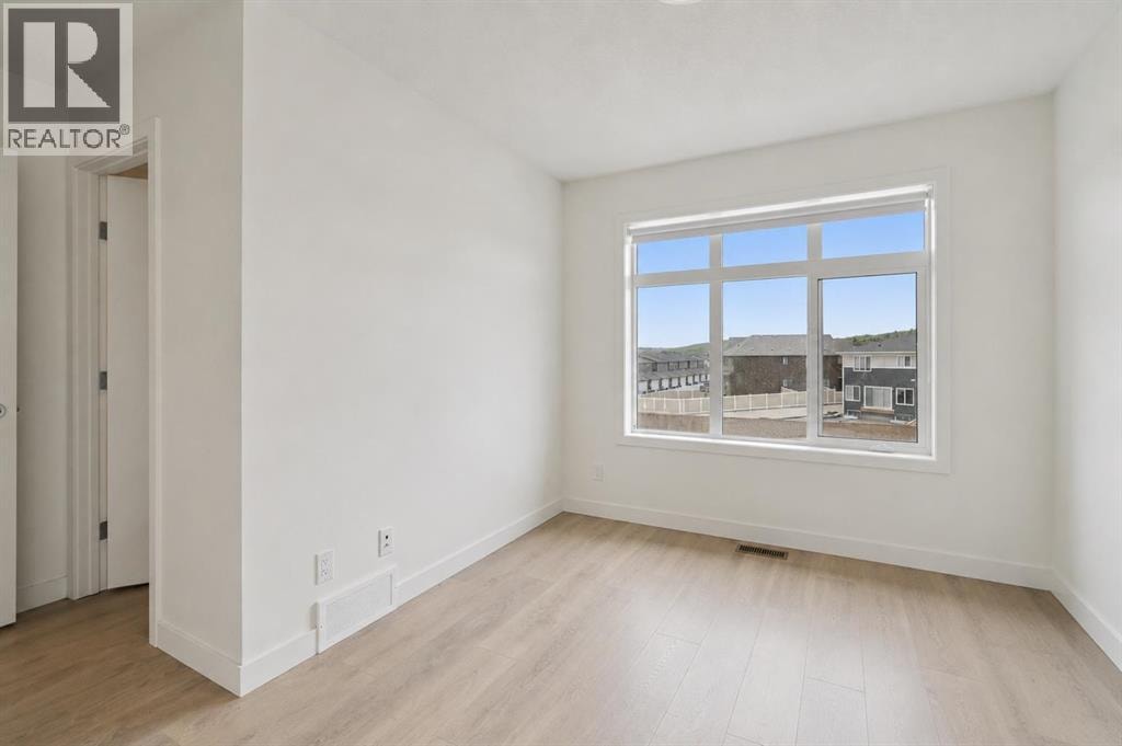 424 210 Avenue SW — photo 16