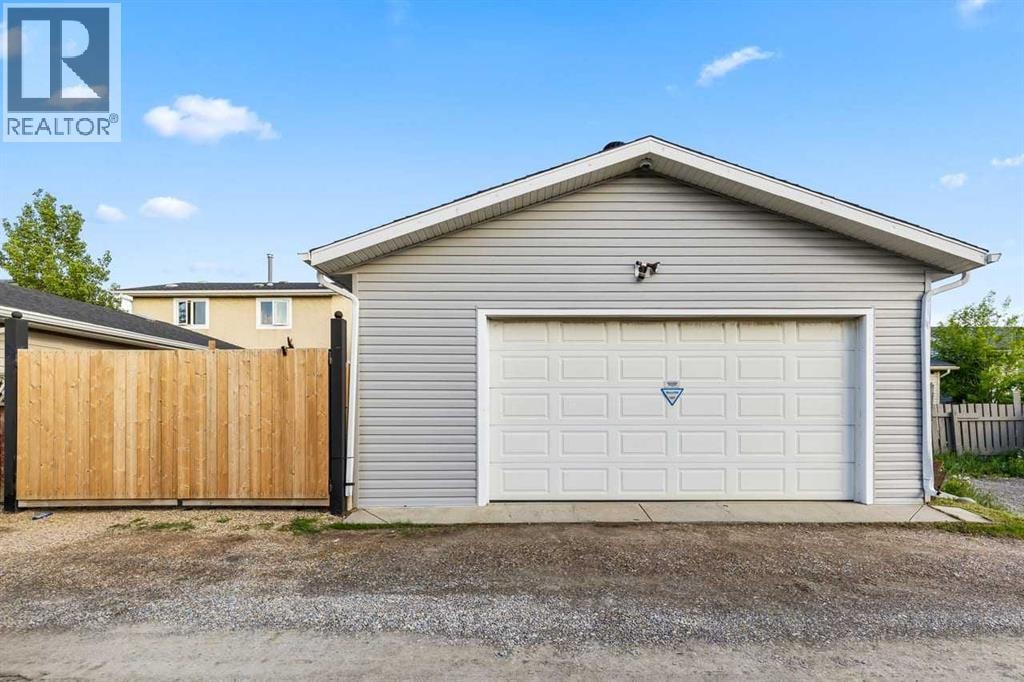 216 Castleridge Drive NE — photo 4