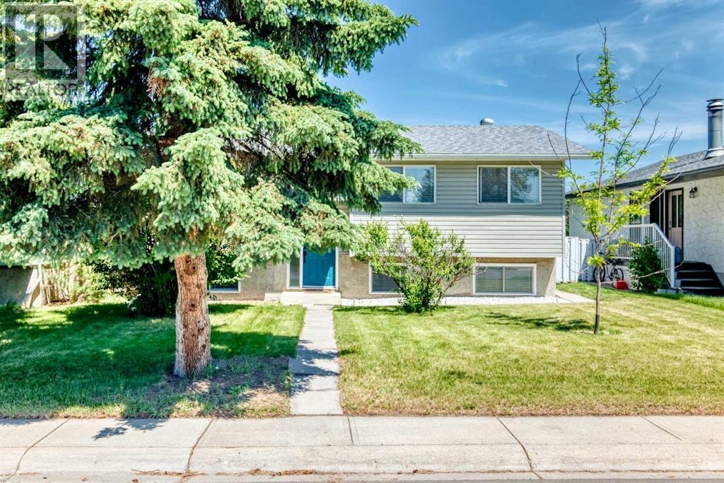 12 Aspen Crescent SE — photo 2
