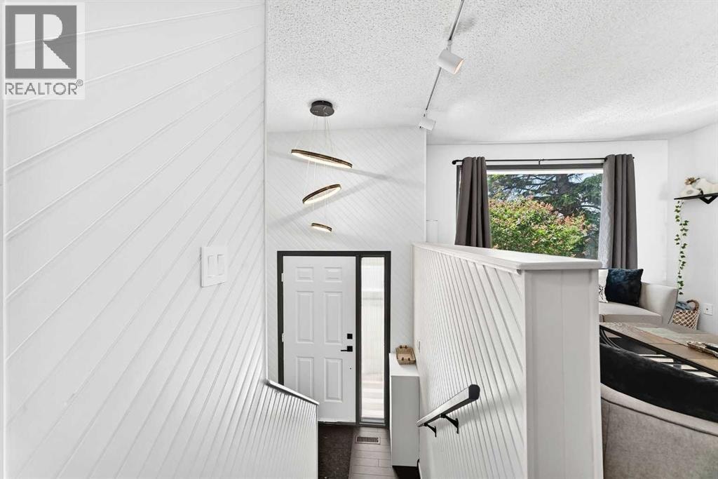 12 Aspen Crescent SE — photo 3
