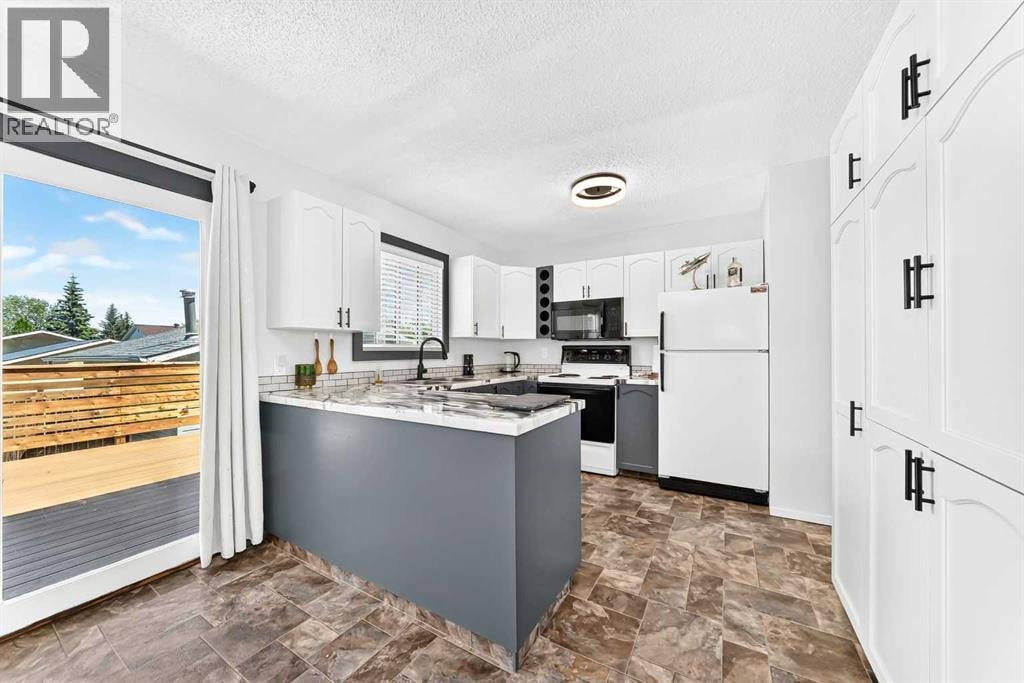 12 Aspen Crescent SE — photo 4