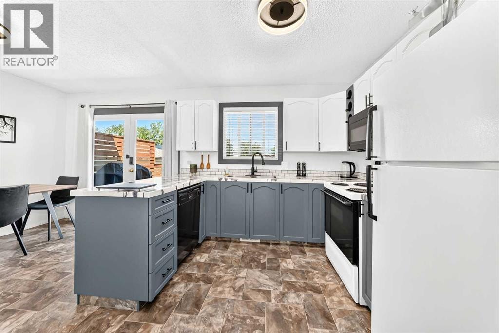 12 Aspen Crescent SE — photo 5