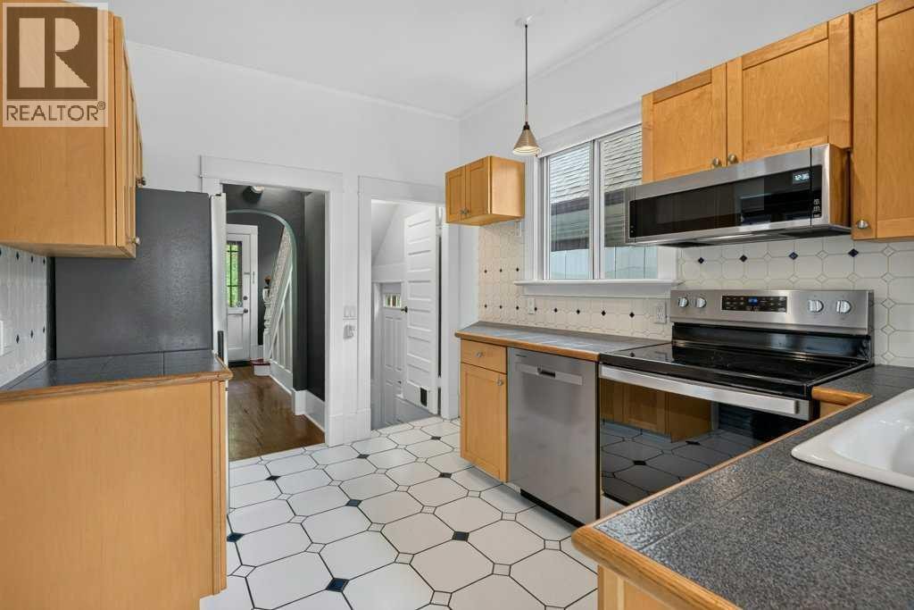 918 18 Avenue SE — photo 37