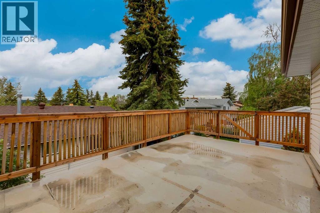 120 Silverthorn Way NW — photo 33