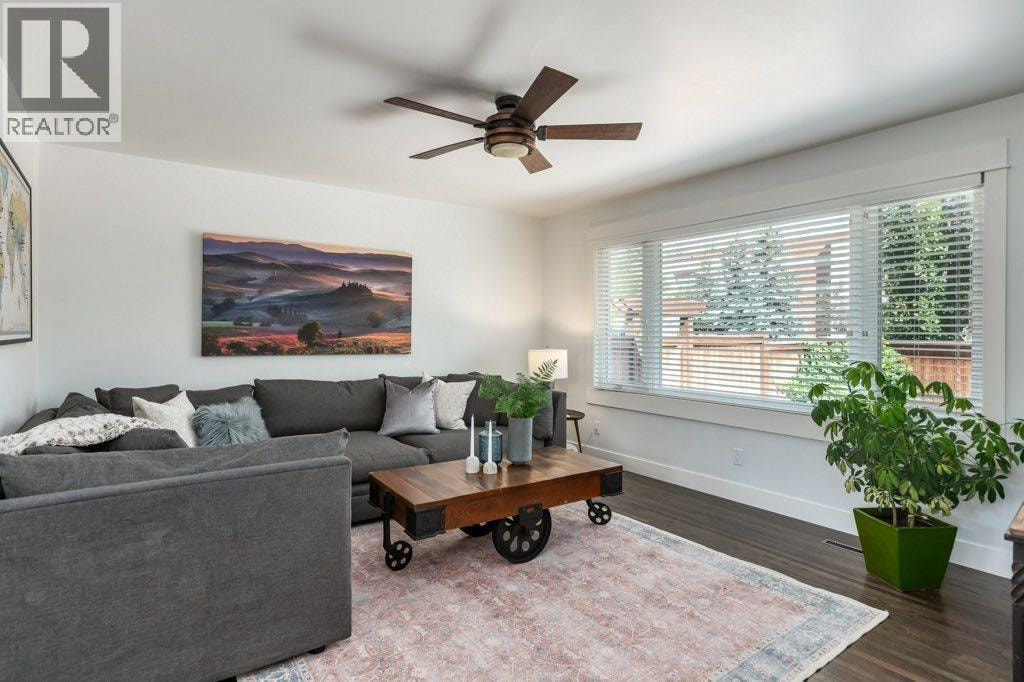 9504 3 Street SE — photo 2