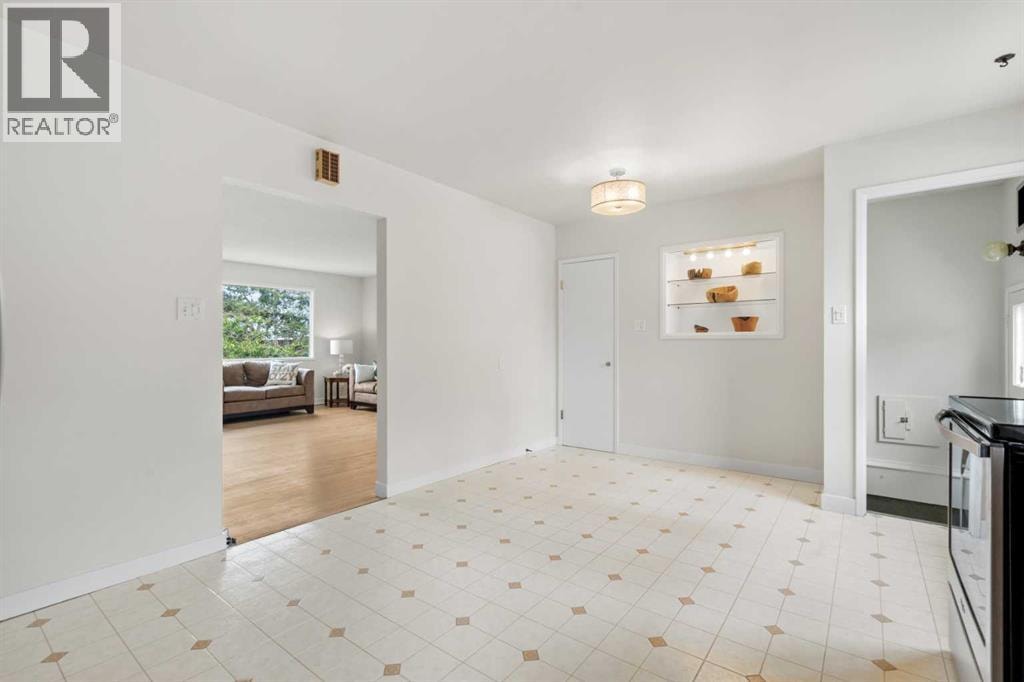 6215 Thorncliffe Drive NW — photo 10