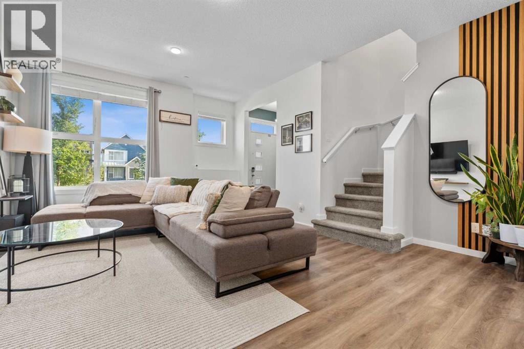 228 Livingston View NE — photo 3