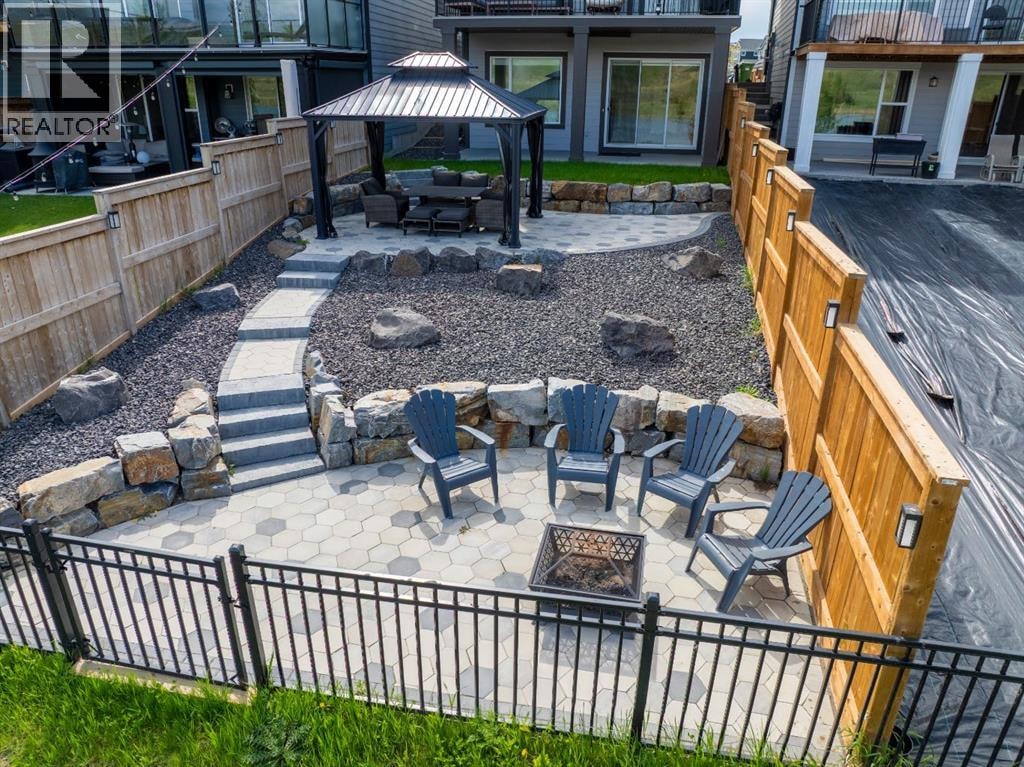 152 Cranbrook Gardens SE — photo 2