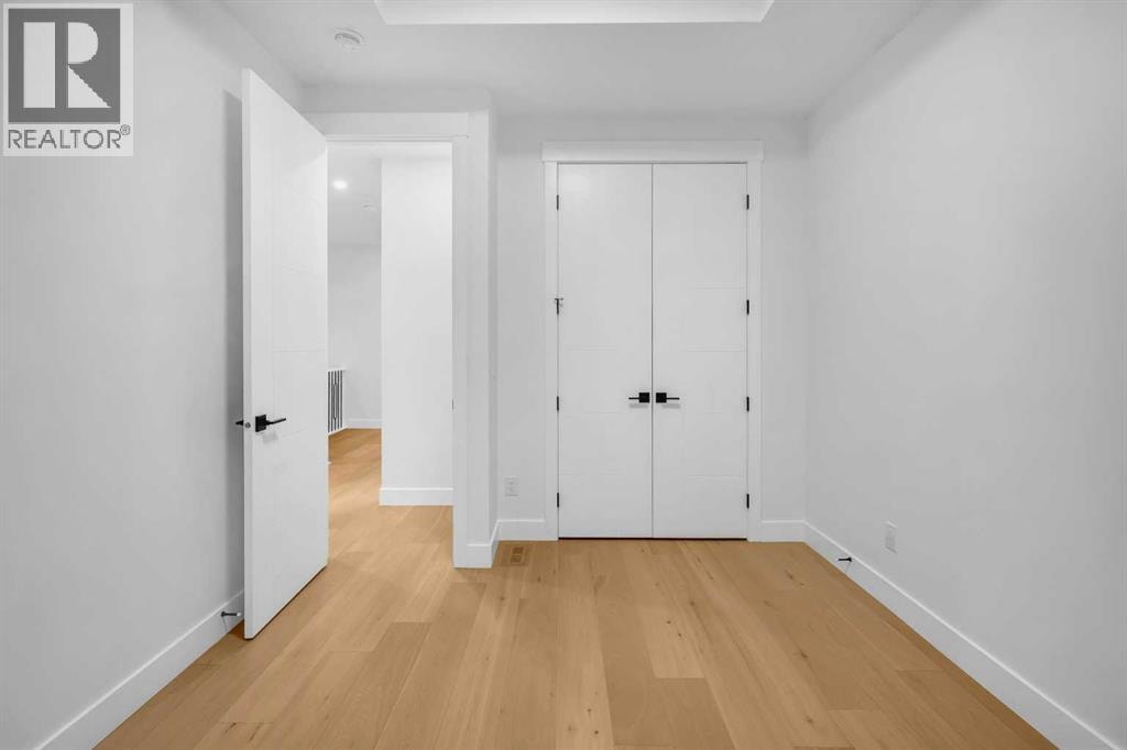 2437 52 Avenue SW — photo 31