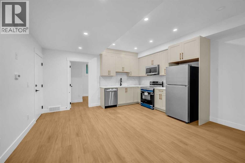 2437 52 Avenue SW — photo 33