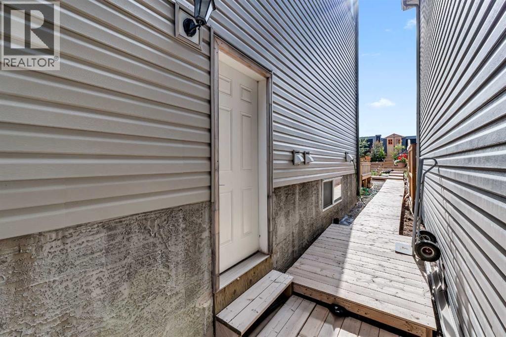 236 Nolanhurst Crescent NW — photo 4