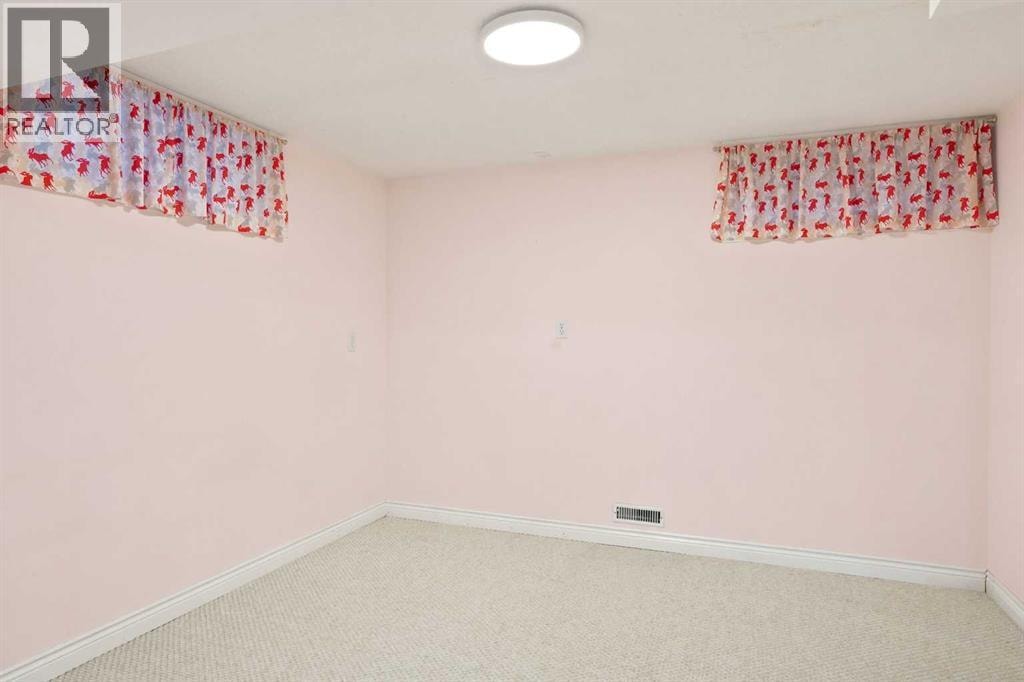 820 Canford Crescent SW — photo 32