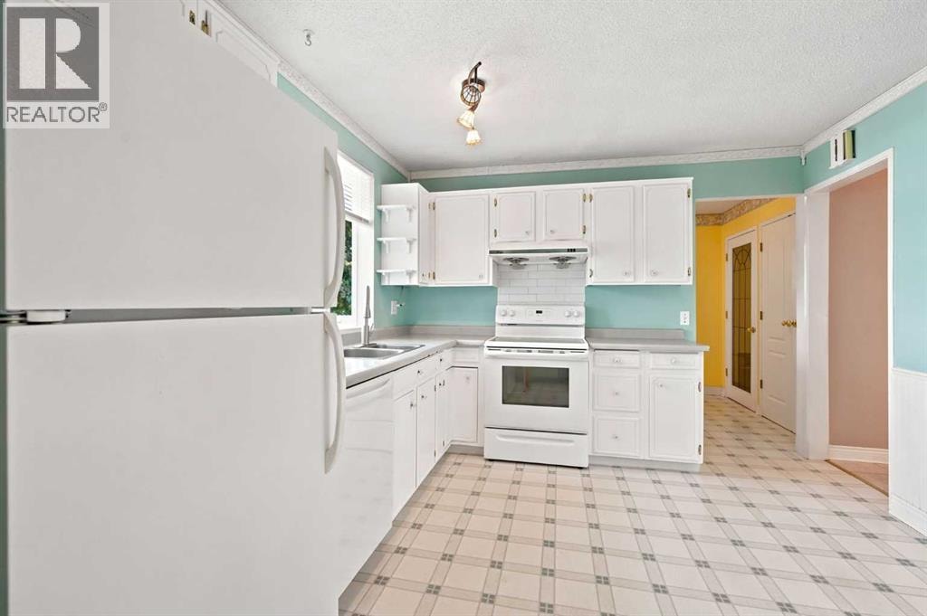 820 Canford Crescent SW — photo 13