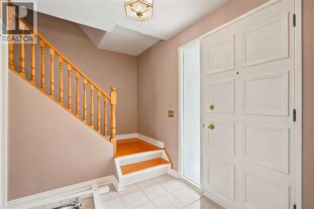 820 Canford Crescent SW — photo 3