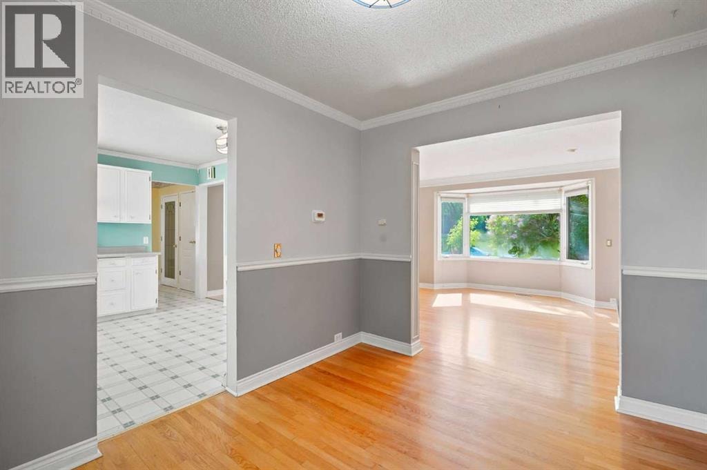 820 Canford Crescent SW — photo 10