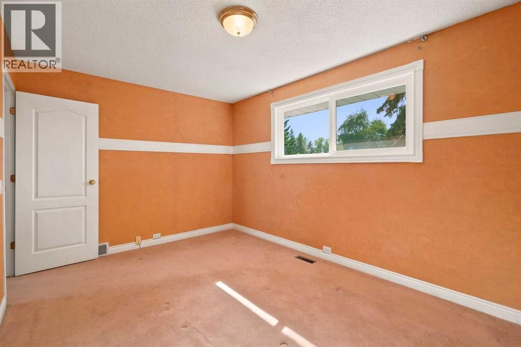 820 Canford Crescent SW — photo 26