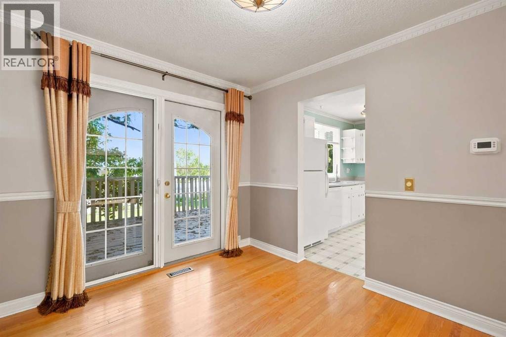 820 Canford Crescent SW — photo 9