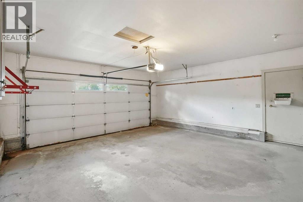 16 Wood Crescent SW — photo 35