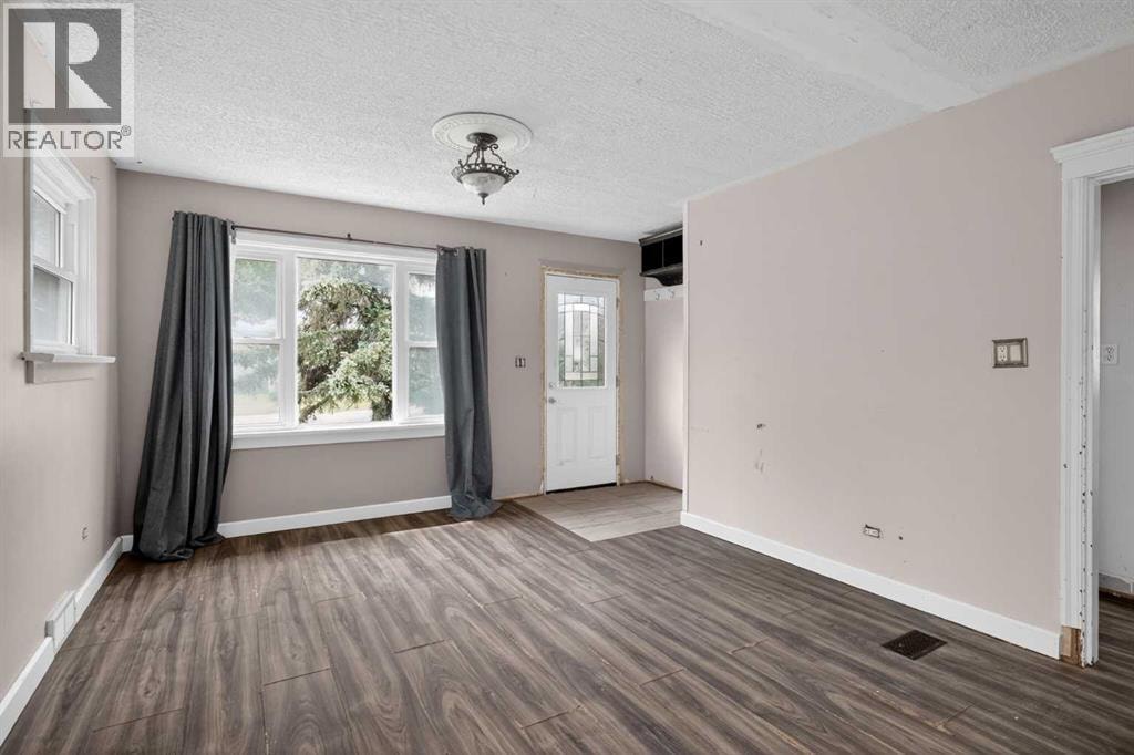 504 1 Avenue NE — photo 2