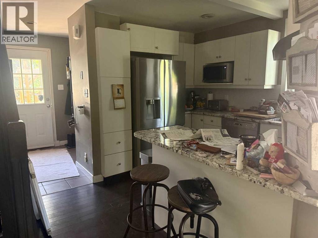 1141 Regent Crescent NE — photo 4