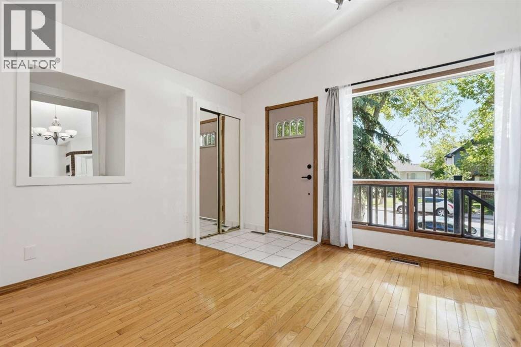 4205 16 Street SW — photo 3