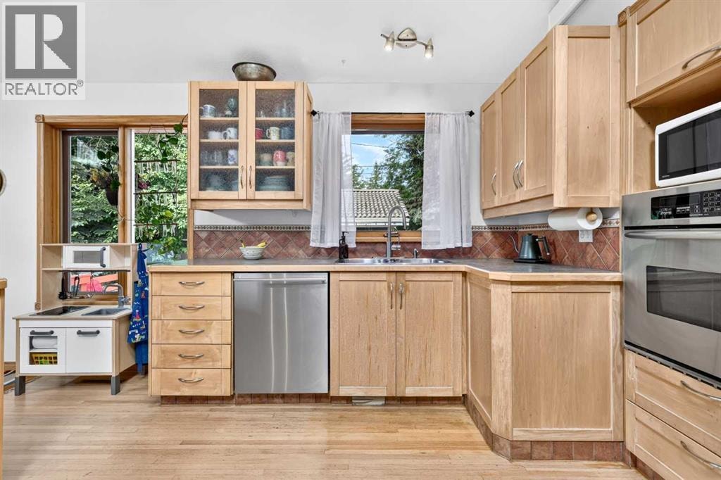 4911 43 Street SW — photo 12