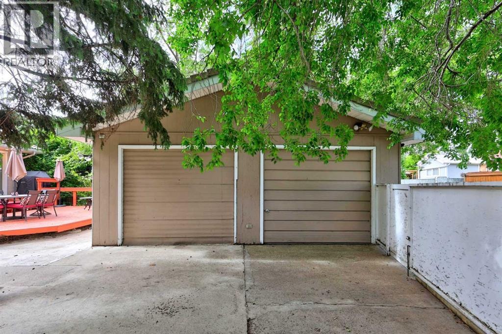 4911 43 Street SW — photo 42