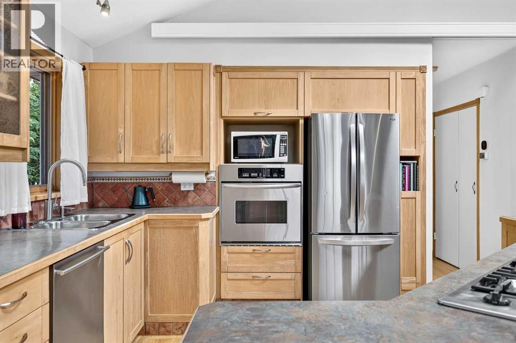 4911 43 Street SW — photo 13