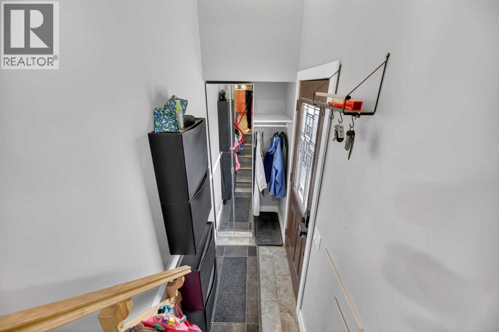 35 Queen Isabella Close SE — photo 17