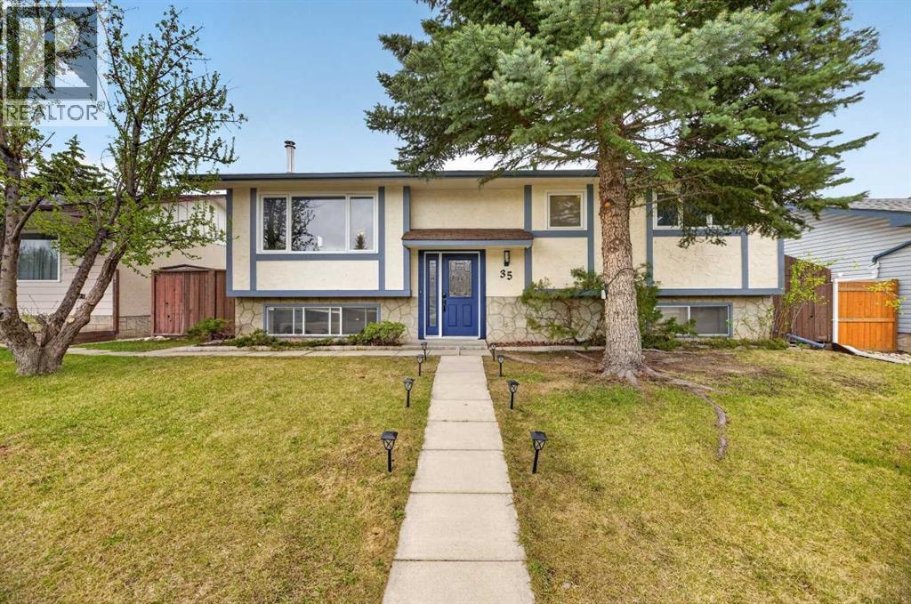 35 Queen Isabella Close SE — photo 2