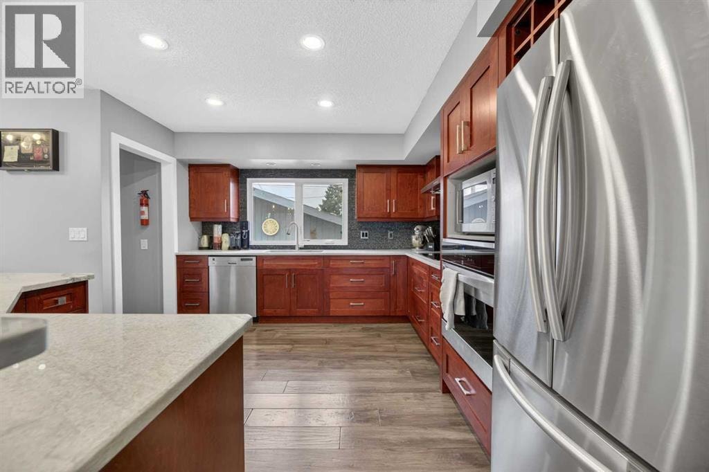 35 Queen Isabella Close SE — photo 6