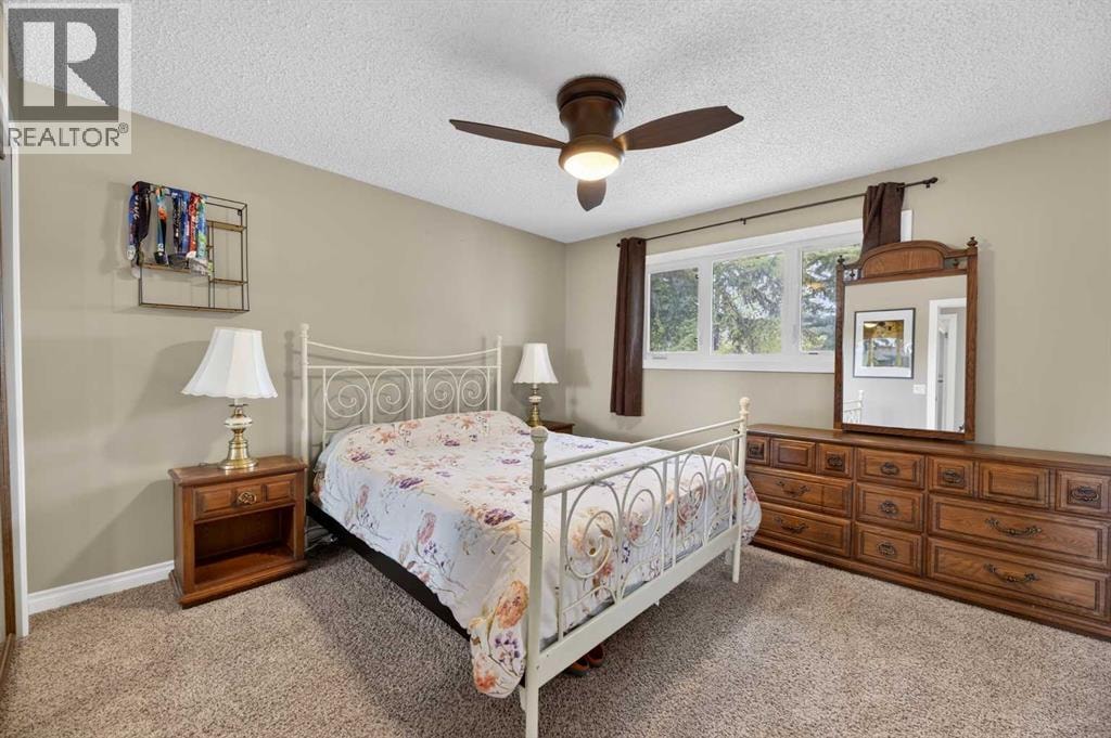 35 Queen Isabella Close SE — photo 10