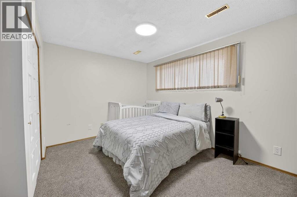 35 Queen Isabella Close SE — photo 23