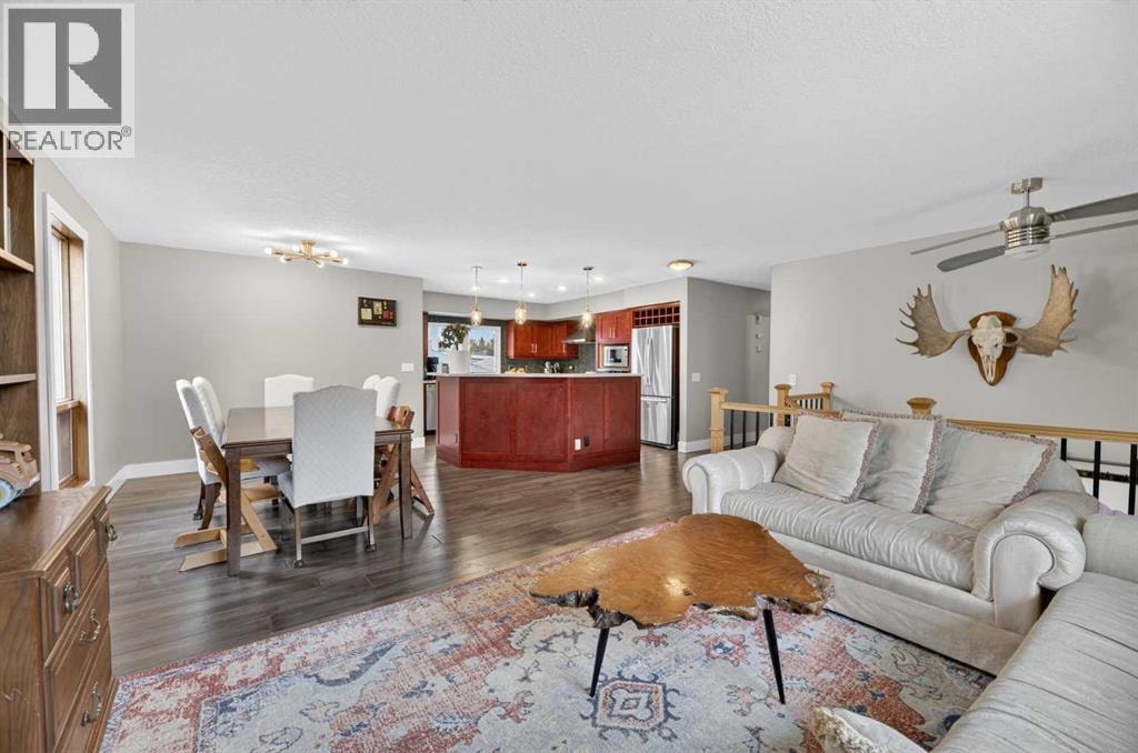 35 Queen Isabella Close SE — photo 4