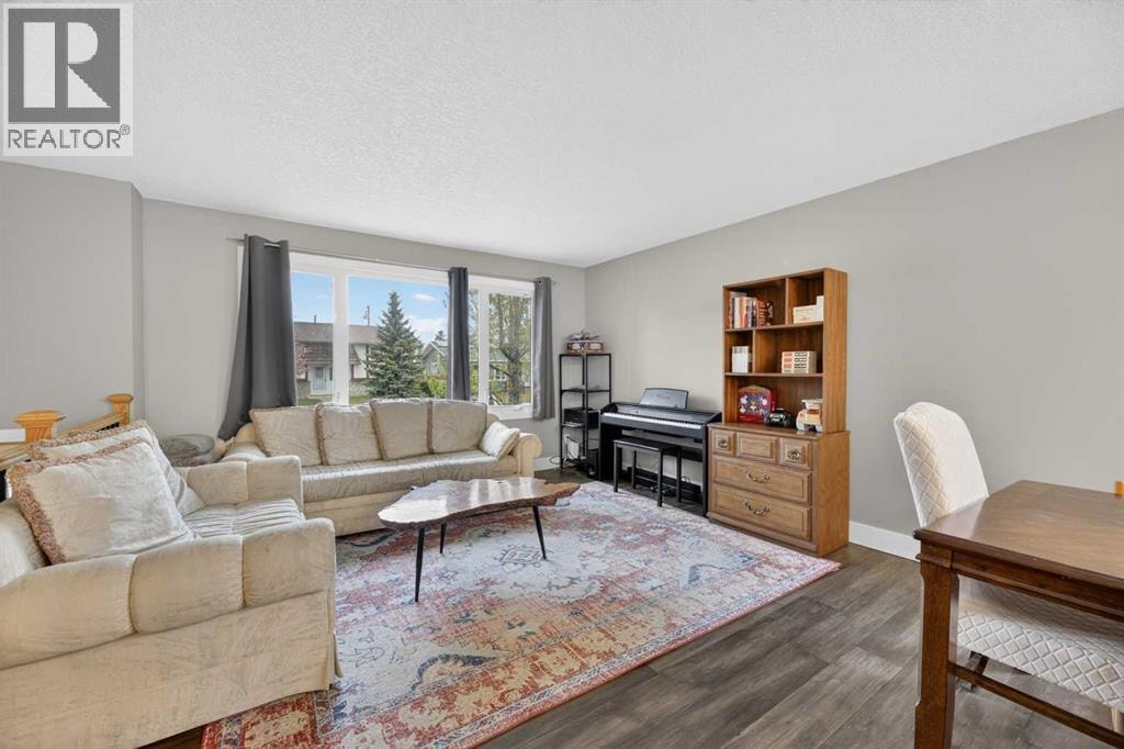 35 Queen Isabella Close SE — photo 9