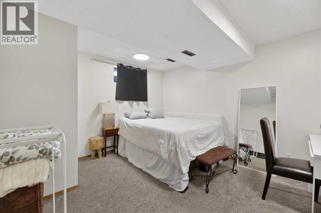 35 Queen Isabella Close SE — photo 24