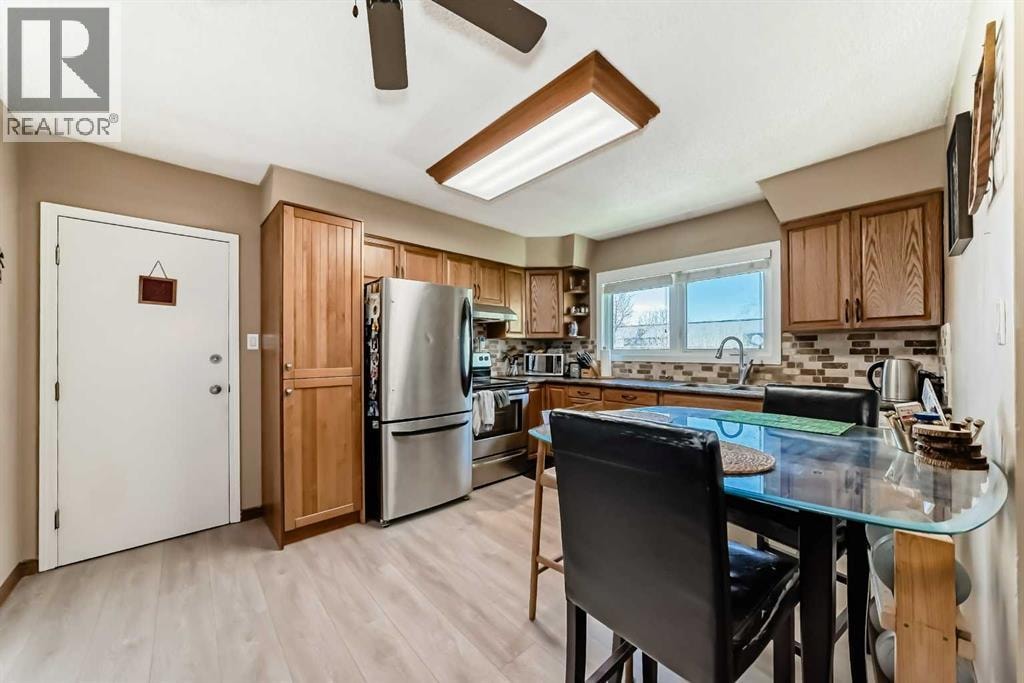 604 69 Avenue SW — photo 3