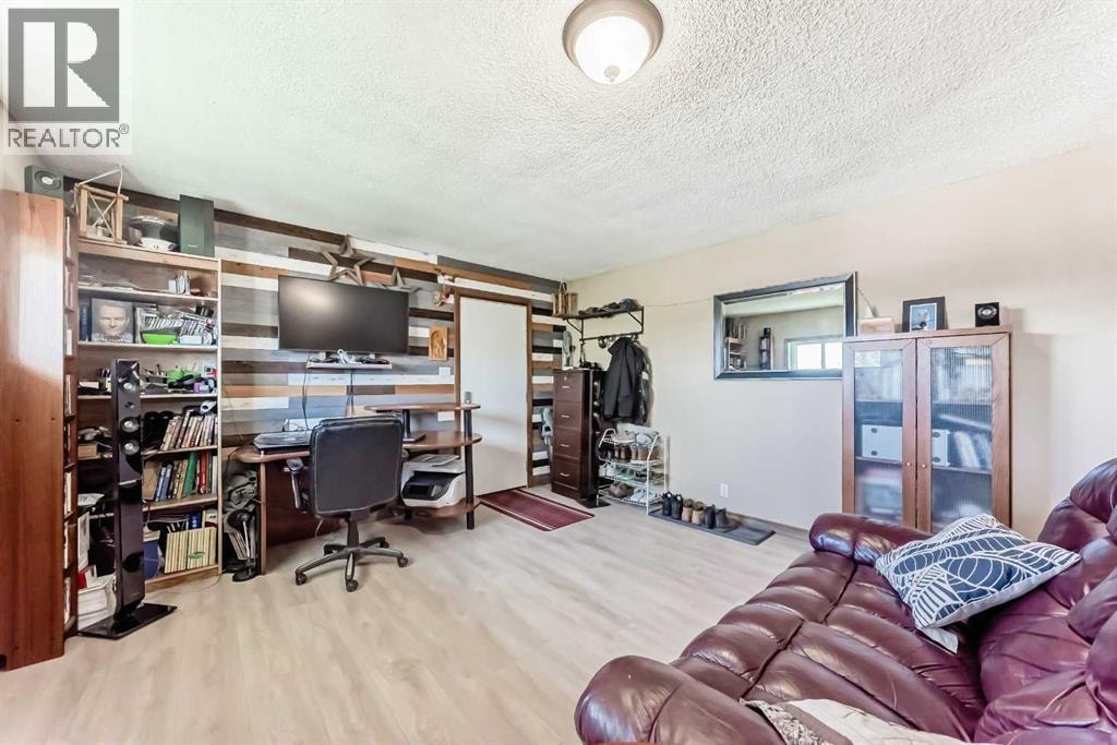 604 69 Avenue SW — photo 7