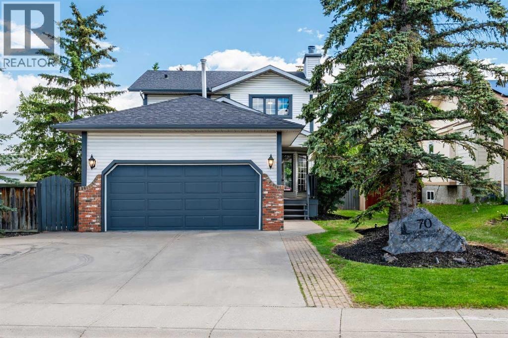 70 West Mackay Crescent — photo 1