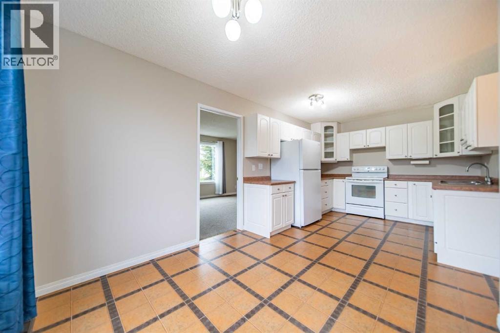 5119 30 Avenue SW — photo 7